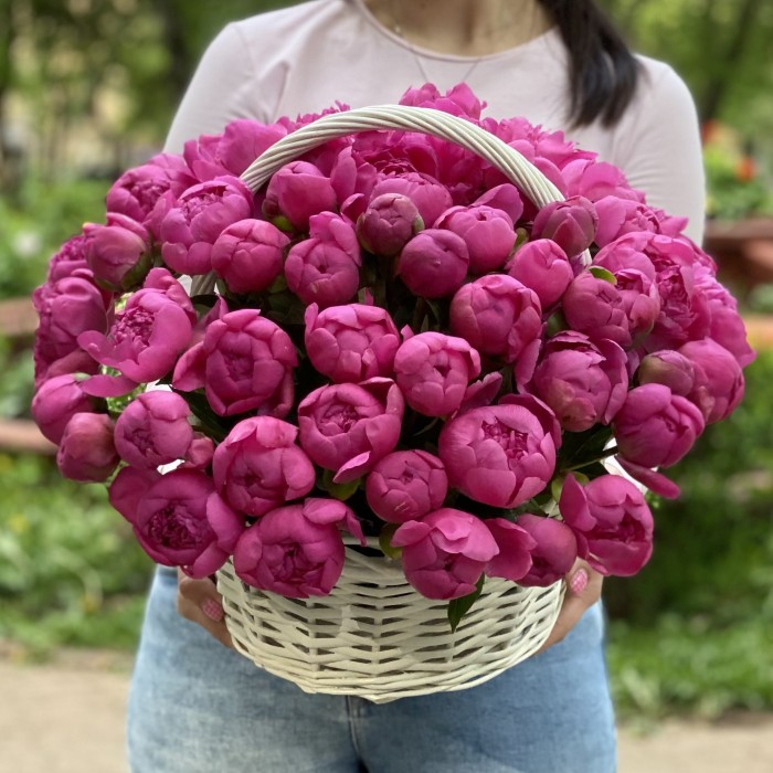 51 малиновый пион Флеминг в корзине